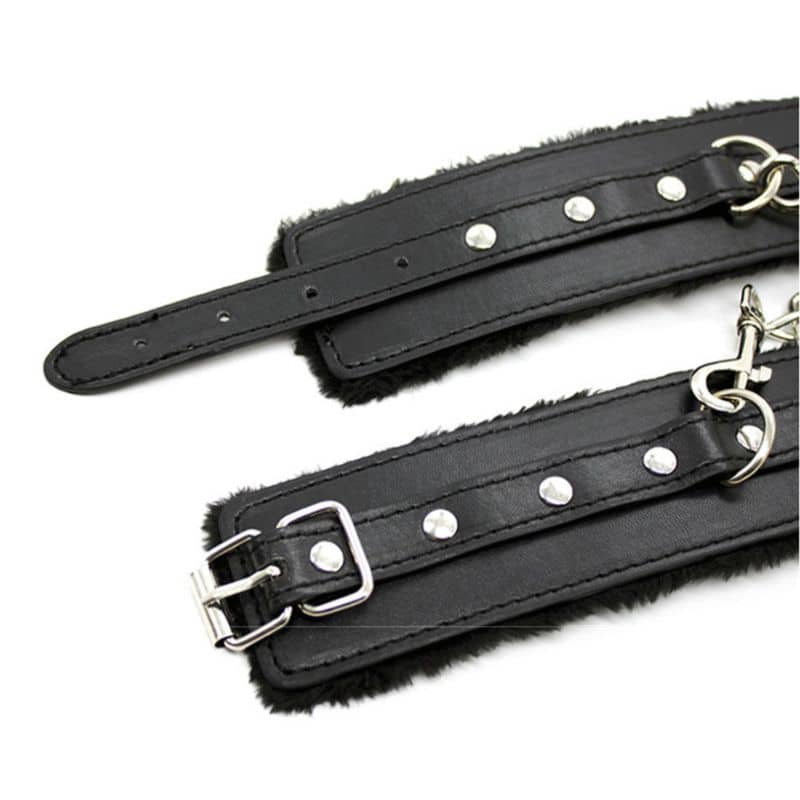 Menottes BDSM avec Fourrure