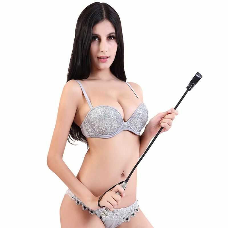 Femme avec Cravache BDSM Cristal