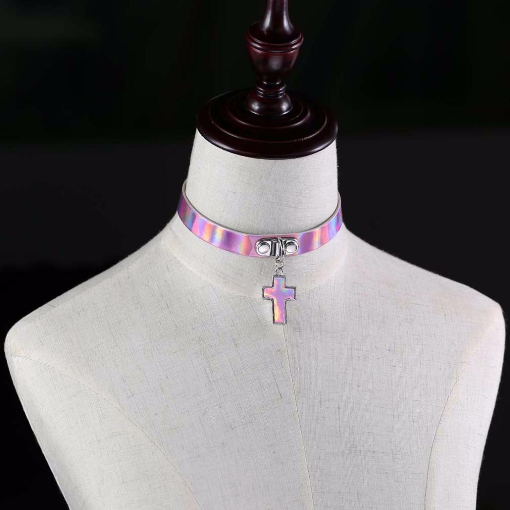 Collier Holographique Croix Gothique